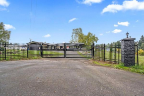 22 Acres Home with hot tub minutes from Ilana Casino